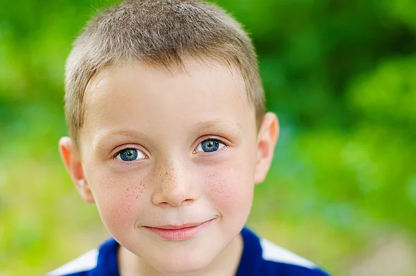 Kleiner Junge im Park lächelt — Stockfoto