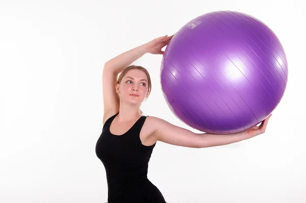 Atleta feminina com bola em um fundo branco — Fotografia de Stock