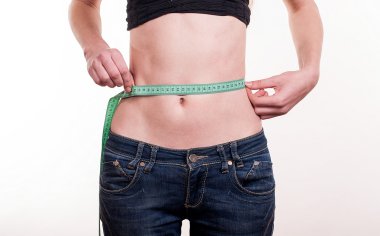 beyaz zemin üzerine genç kız