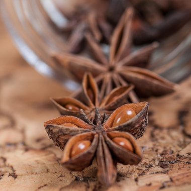 Tarçın çubukları ve yıldız anason