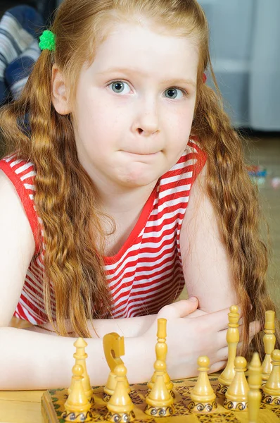 Girl playing chess — Stock Photo, Image