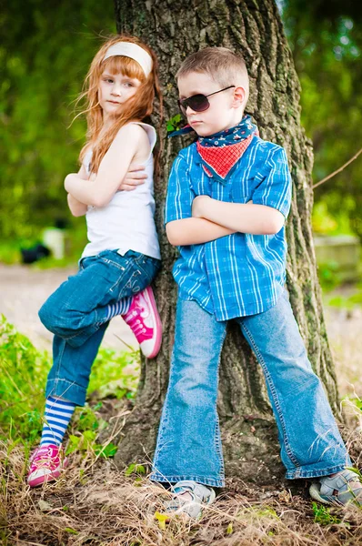 Liten pojke och flicka i parken — Stockfoto