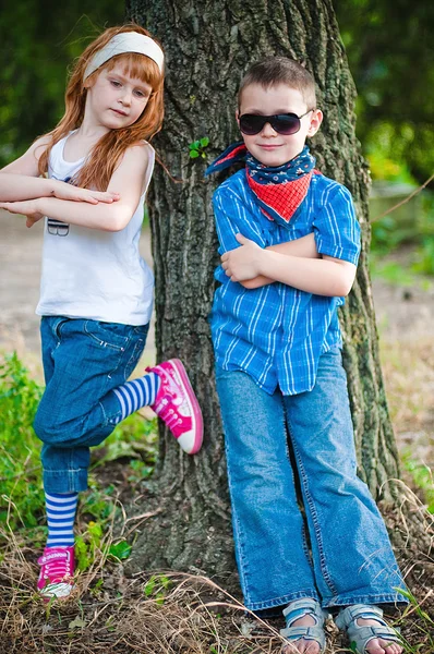 Petit garçon et fille dans le parc — Photo