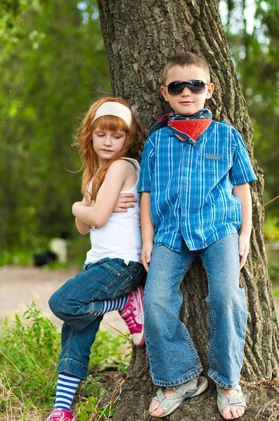 Petit garçon et fille dans le parc — Photo