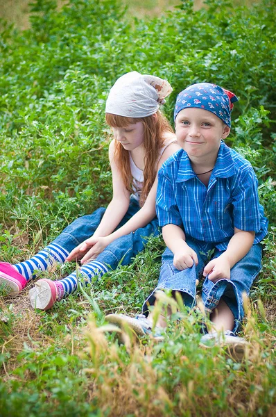 Маленький мальчик и девочка в парке — стоковое фото