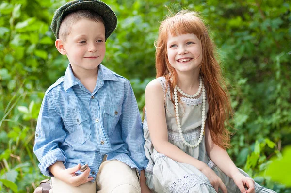 Маленький мальчик и девочка в парке — стоковое фото