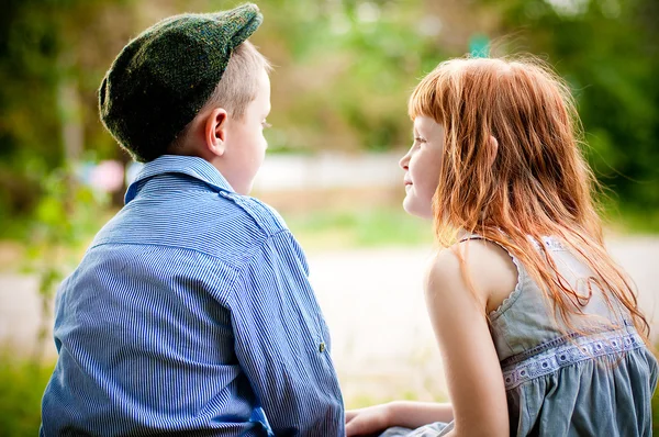 Liten pojke och flicka i parken — Stockfoto