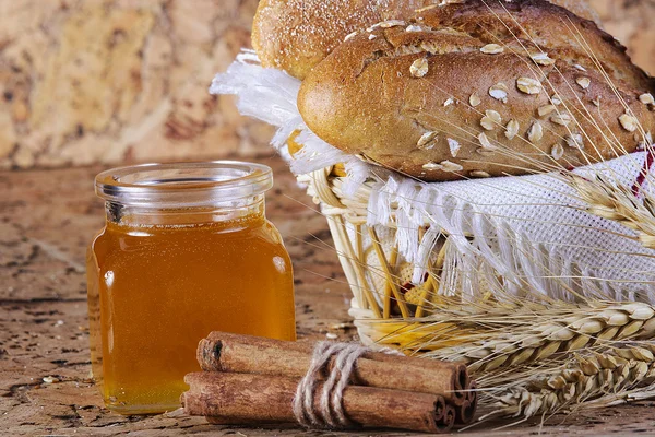 Bal ve taze ekmek ve masanın üzerine tarçın