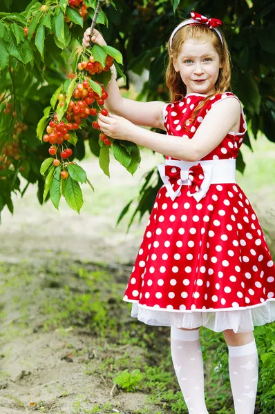 Κορίτσι στον κήπο ένα όμορφο φόρεμα — Φωτογραφία Αρχείου