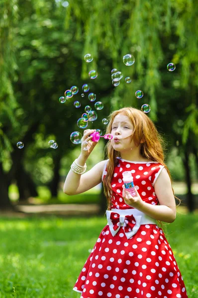 Schönes Kleid Mädchen mit Seifenblasen — Stockfoto