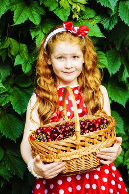 kızla bir sepet kiraz