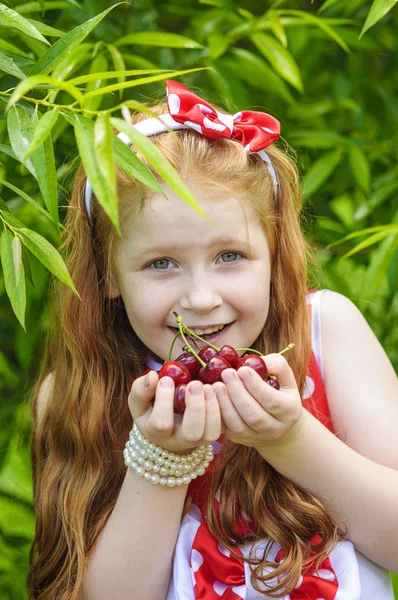 Ragazza in un bellissimo giardino vestito — Foto Stock