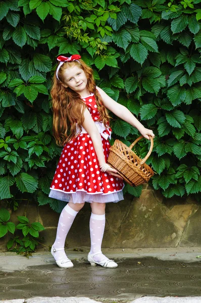 Chica con una cesta de cerezas —  Fotos de Stock