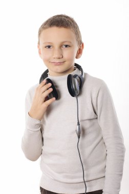kulaklıklar güleryüzlü olan çocuk