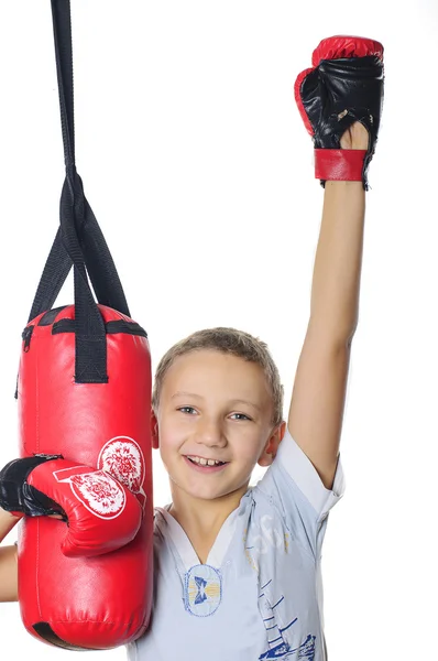 Αγόρι με γάντια του μποξ και ένα σάκο ζουμπάρισμα — Φωτογραφία Αρχείου