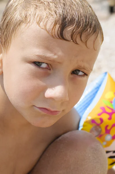 Jongen op het strand spelen — Stockfoto