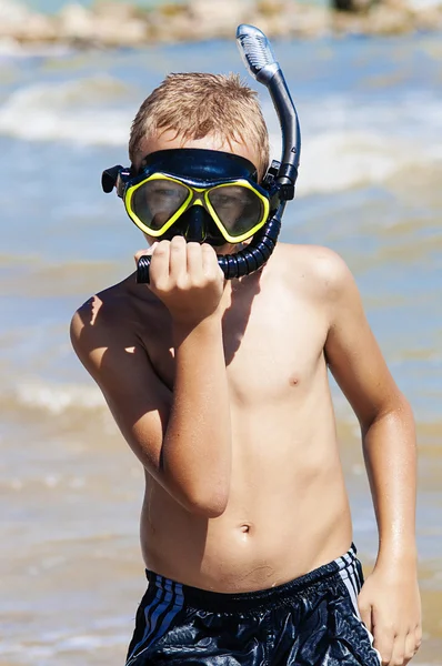 Ragazzo in maschera da sub sulla spiaggia — Foto Stock