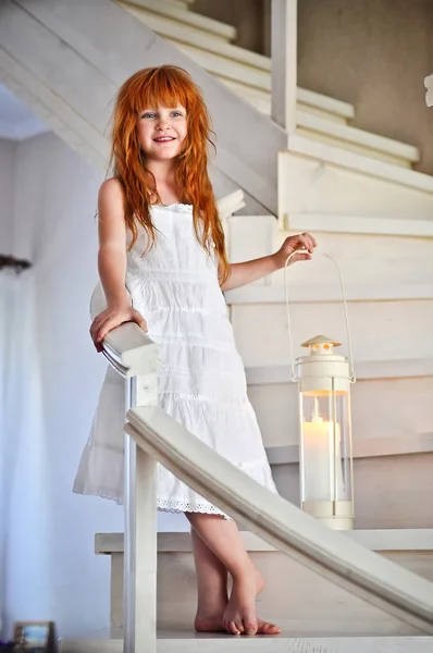 Küçük kızıl saçlı kız merdiven — Stok fotoğraf