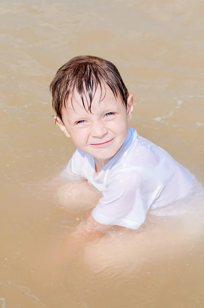 Kleine jongen in het zeewater — Stockfoto