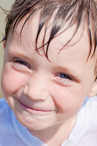 Kleiner Junge im Meerwasser — Stockfoto