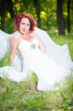 Beyaz elbiseli genç hamile kadın