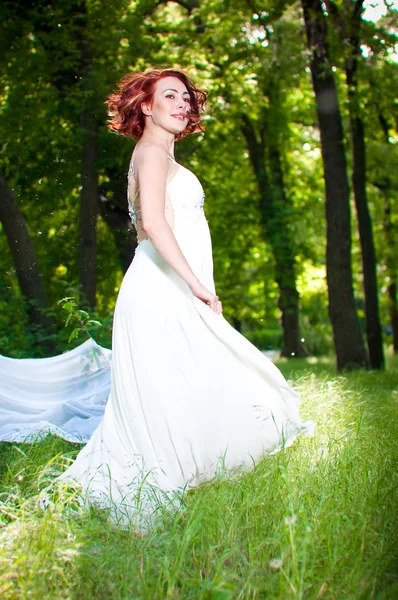 Jonge zwangere vrouw in witte jurk — Stockfoto