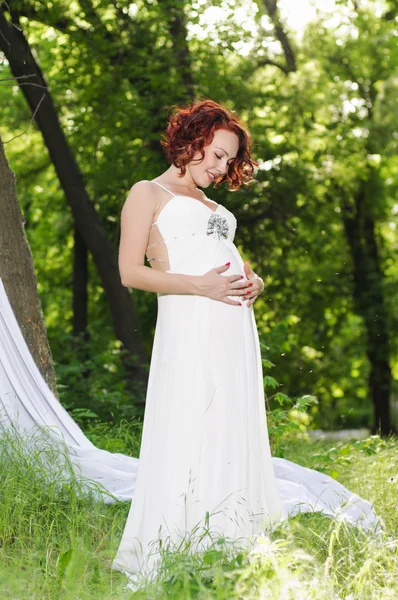 Jovem mulher grávida em vestido branco — Fotografia de Stock