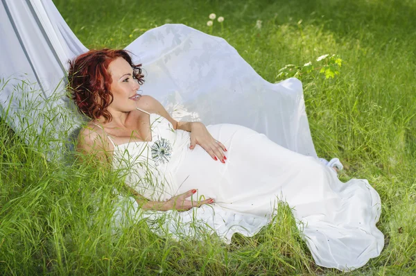 Beyaz elbiseli genç hamile kadın — Stok fotoğraf