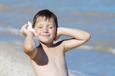 kabuk sahilde elinde çocukla