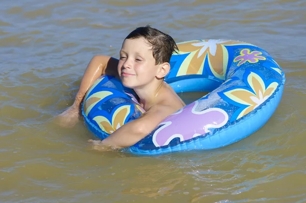 Αγόρι σε ένα σωσίβιο στη θάλασσα — Φωτογραφία Αρχείου