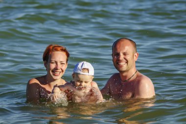 aile içinde yüzme deniz suyu