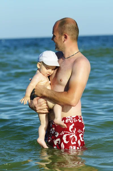 Otec a dítě v mořské vodě, plavání — Stock fotografie