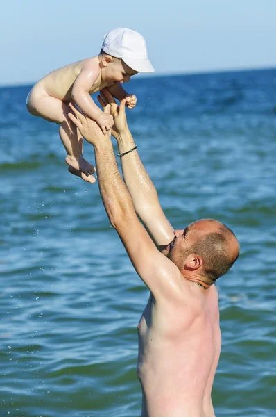 Otec a dítě v mořské vodě, plavání — Stock fotografie