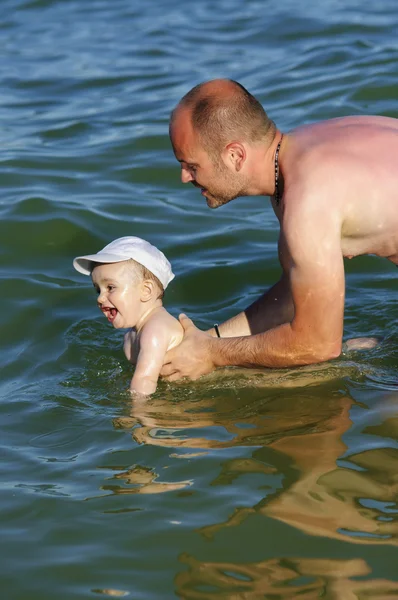 Padre e figlio in acqua di mare nuotando — Foto Stock