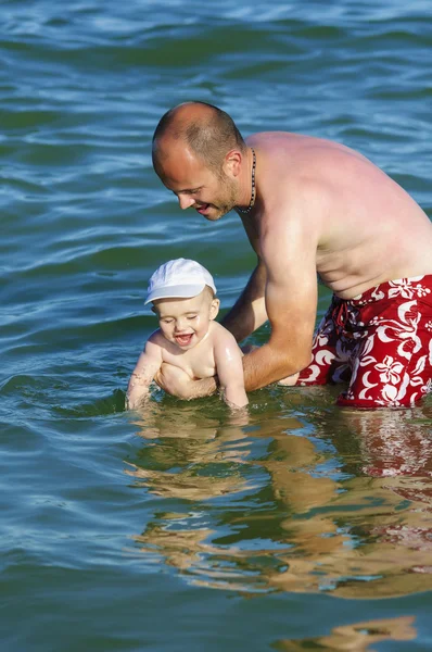 Padre e figlio in acqua di mare nuotando — Foto Stock