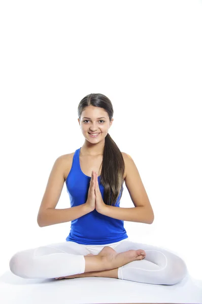 Unga yoga flicka poserar på en vit bakgrund — Stockfoto