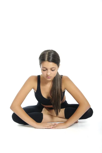 Jeune fille de yoga posant sur un fond blanc — Photo