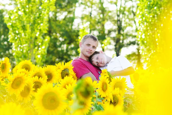 Père et garçon dans un champ de tournesols — Photo