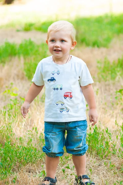 Kind wandelen in het park met een stuk speelgoed — Stockfoto