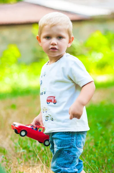 Niño caminando en el parque con un juguete — Foto de Stock