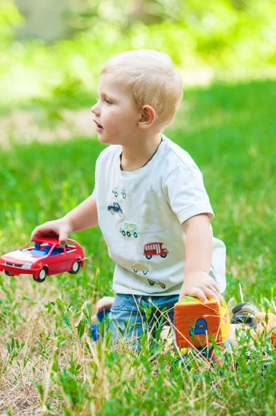 Dziecko spaceru w parku z zabawką — Zdjęcie stockowe