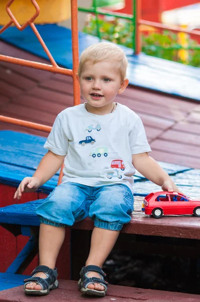 Bambino che cammina nel parco con un giocattolo — Foto Stock