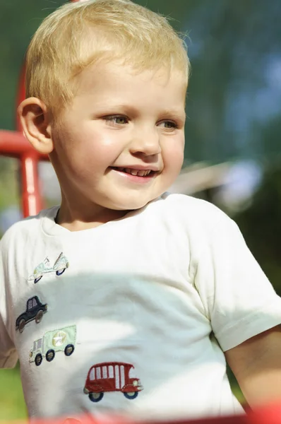 Bambino che cammina nel parco con un giocattolo — Foto Stock