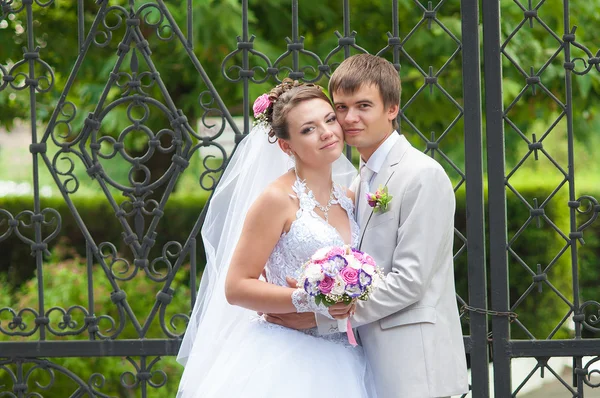 Schöne Braut und Bräutigam lächeln einander an — Stockfoto