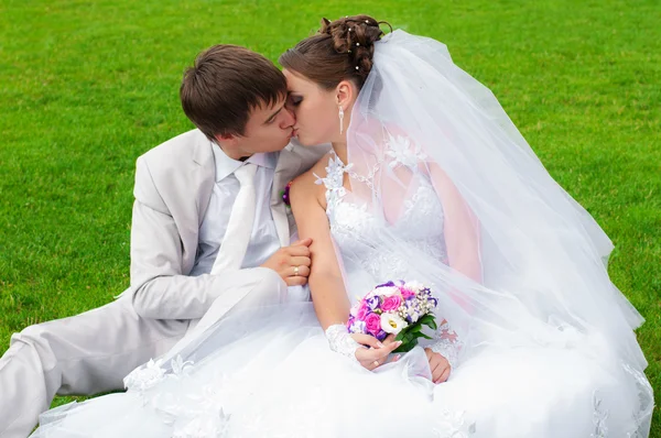 Beautiful bride and groom — Stock Photo, Image