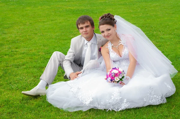 Beautiful bride and groom smiling at each other — Stock Photo, Image