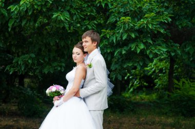 güzel gelin ve damat birbirlerine gülümsüyor