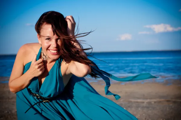 Jovem na praia em belo vestido longo — Fotografia de Stock