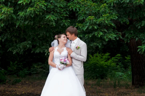 Bela noiva e noivo sorrindo um para o outro — Fotografia de Stock