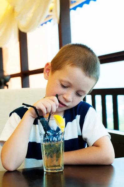 Αγόρι πίνοντας ένα ποτό με πάγο μέσα από ένα Καλαμάκι — Φωτογραφία Αρχείου